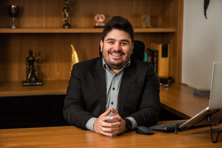 Especialista em direito cooperativo, cível e contratual.