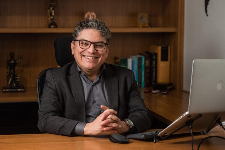 Especialista em Direito Cooperativo, Consumidor e Empresarial; Especializado em Direito Processual Civil pela PUC/SP.